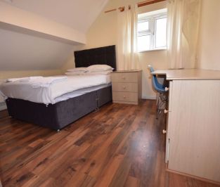 10 bedroom House in Otley Road, Leeds - Photo 1
