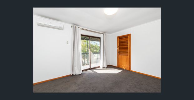 Renovated Townhouse close to the city - Photo 1