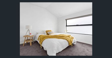 Sunny split level apartment in a boutique block! - Photo 4