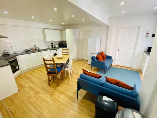 6 Bed Semi-Detached House, Harefield Road, SO17 - Photo 1