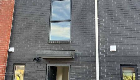 3 Bedroom 2 Bathroom - Photo 3