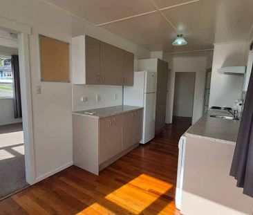 4 Bedroom,Bus route,walk to schools - Photo 2