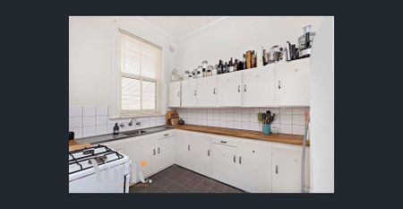 Over-sized with outdoor entertaining! - Photo 3