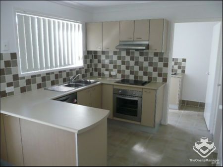 Beautiful townhouse in great location! Available now! - Photo 3