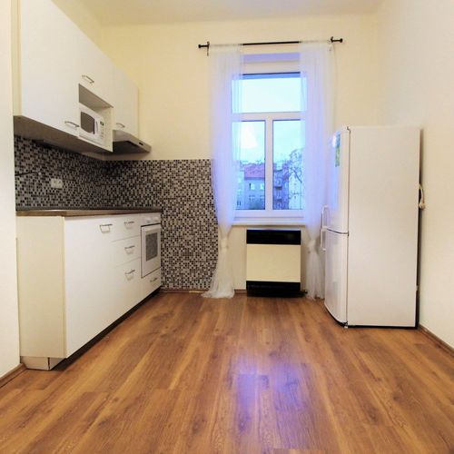 Pronájem bytu 1+1 v ulici Na sypkém, Praha 8, částečně zařízený, dobrý stav - Fotografie 1