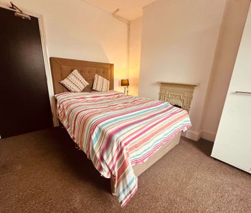 Gorgeous Edwardian house set on the summit of a hill, with commandi... - Photo 5