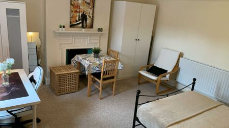 Room 2: 40A Farnham Road, Guildford, GU2 4JN - Photo 2