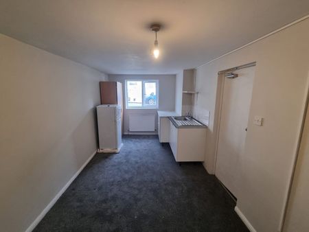 Bedsit, Broxholm Road, SE27 - Photo 3