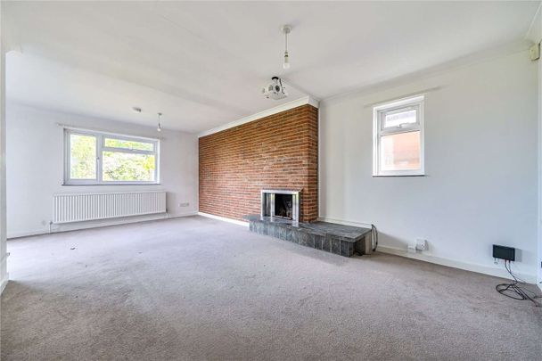 Detached home with views of the River Itchen. - Photo 1