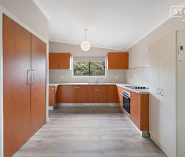 Upstairs flat with air conditioned open plan living/kitchen - Photo 3