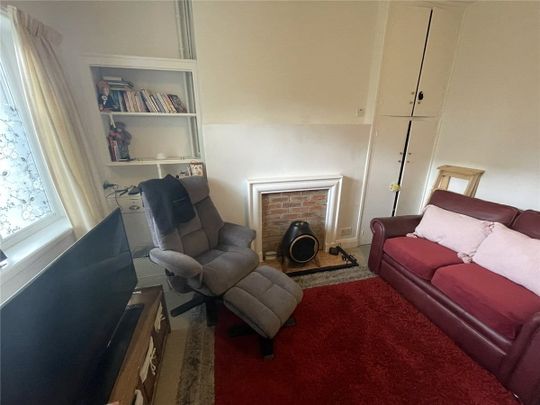 **For those in need, hardship or distress** A single occupancy studio Almshouse in Heslington. Available in December through the Heslington Almshouse Charity, specifically for those currently in need, hardship or distress. Please call the Rural Department on 01904 558230 - Photo 1