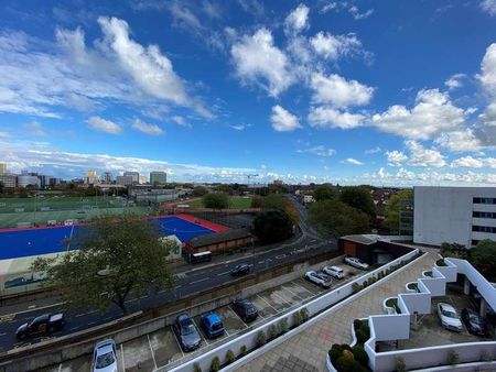 The Crescent, Gunwharf Quays, PO1 - Photo 2