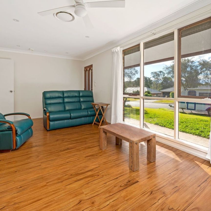 🏡 Spacious Family Home with Pool & Loft Storage – 17 Dumaresq Parade, Metford - Photo 1