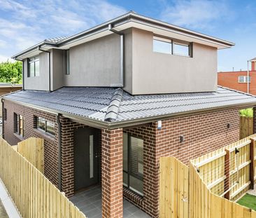 GENEROUSLY APPOINTED TOWNHOUSE! - Photo 6