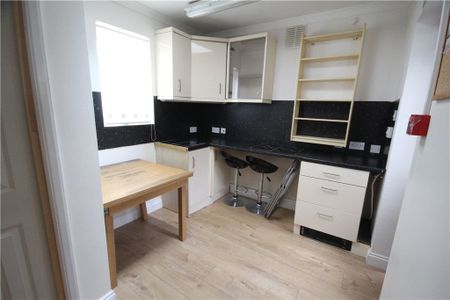 Larchwood Drive, Englefield Green, Egham, Surrey, TW20 0SH - Photo 3