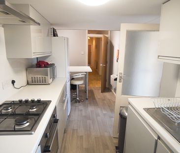 4 Bedroom Flat To Rent in Charminster - £2,000 pcm Tenancy Info - Photo 3