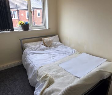 2 Bed - 27 Park View Avenue, Burley, Leeds - LS4 2LH - Student - Photo 2