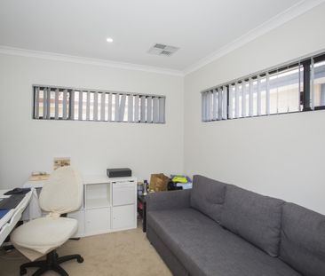 Modern family home with study nook and theatre room/4th bed - Photo 2
