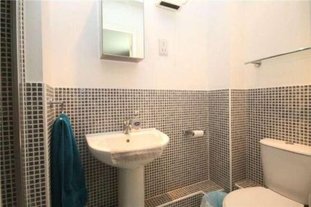 Douglas Road, Staines-upon-thames, TW19 - Photo 5