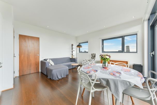 St John’s Hill, SW11, London - Photo 1