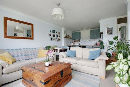 2 bedroom flat to rent - Photo 2