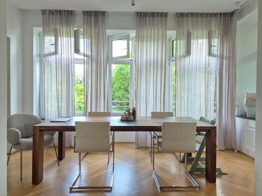 Altbaujuwel auf der Gugl! 143 m² WNFL + 16 m² Balkon, 4 Zimmer, generalsaniert, Küche möbliert! - Photo 1