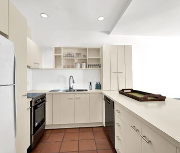 Unbeatable Carlton North Location - FULLY FURNISHED - Photo 3