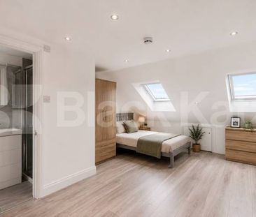 Stunning Six Bedroom House with Three Bathrooms & Private Garden - Photo 1