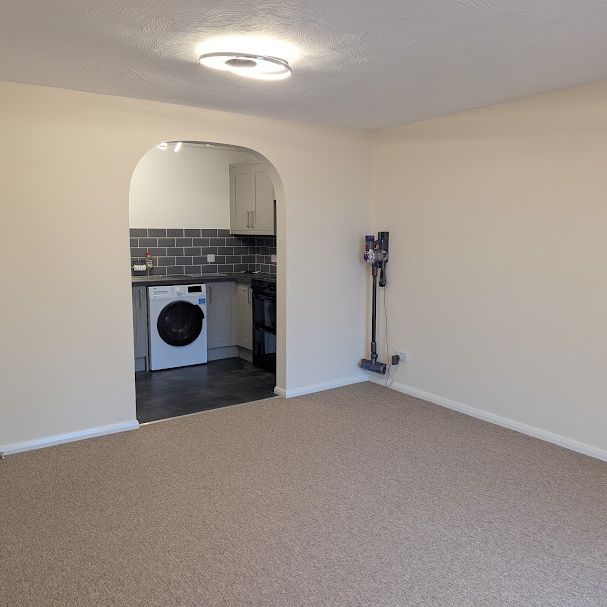 2 Bed Flat, Kingswood, BS15 - Photo 1