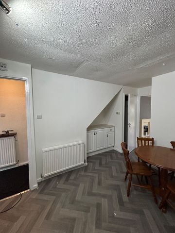 3 Bed Terraced House, Ledbrooke Close, M5 - Photo 5