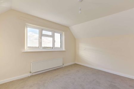 PLEASE EMAIL TO REGISTER YOUR INTEREST - A four bedroom detached house in the village of Mabe Burnthouse on the south coast about 4 miles from Falmouth. To le - Photo 4