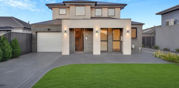 CONTEMPORARY FAMILY LIVING IN A QUIET COURT SETTING - Photo 2