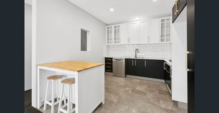 Oversized Contemporary Apartment - Photo 5