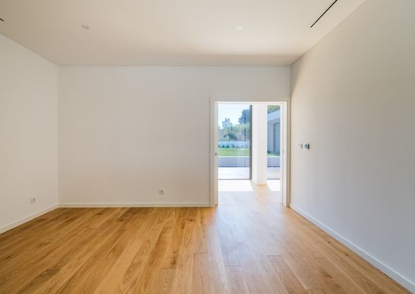 Moradia T6 de arquitetura moderna inserida no Golfe de Oeiras