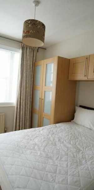 1 bedroom flat in Cureton Street - Photo 1