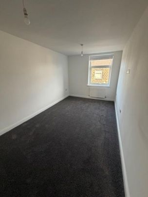 4 bedroom end of terrace house to rent - Photo 1