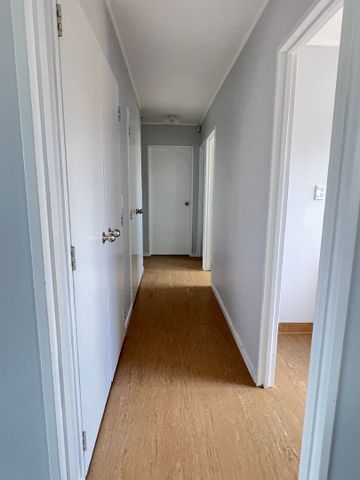 Sunny & Renovated 2-Bedroom Home – Private Backyard in Papakura - Photo 5