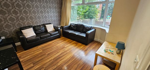 6 Bed - 16 Ash Crescent, Headingley, Leeds - LS6 3LE - Student - Photo 1