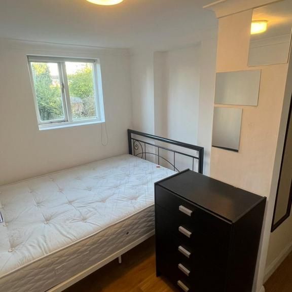 3 bedroom flat to rent - Photo 1