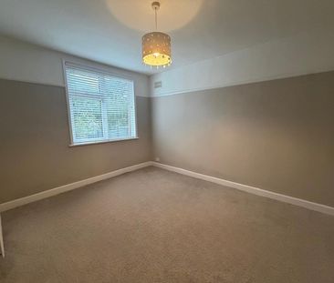 2 Bed Bungalow, Woodmill Lane, SO18 - Photo 2