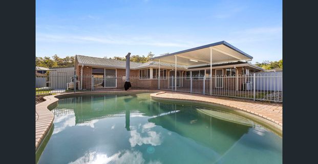 Four Bedroom Family Home with a Swimming Pool - Photo 1