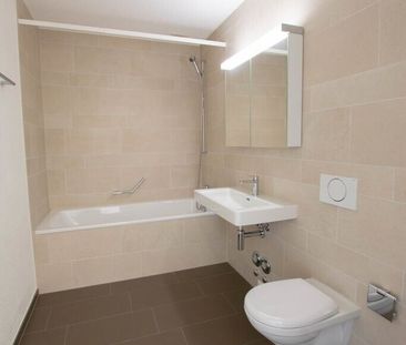 Appartement moderne de 4,5 pièces avec balcon à la gare de Lyss - Photo 2