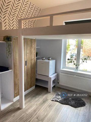 5 bedroom semi-detached house to rent - Photo 3