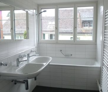 Charmante 5.5-Zimmer-Dachwohnung mit Seesicht - Foto 3