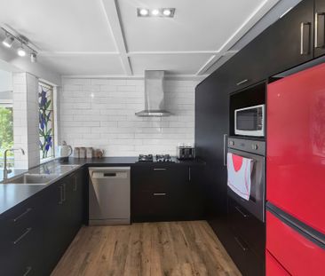 Sunny Two Bedroom Home in Omiha $690 p/w - Photo 6