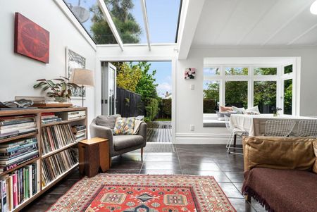 Sunny Character Home Pet Friendly - Photo 2