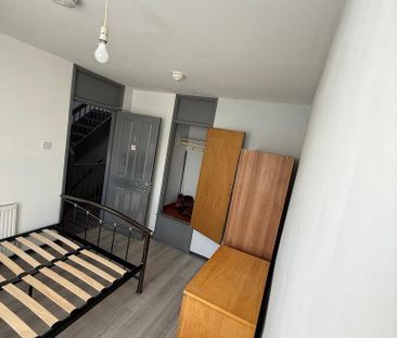 1 bedroom in a house share to rent - Photo 2