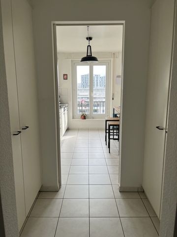 SPACIEUX LOGEMENT AU DERNIER ETAGE D'UN IMMEUBLE AU CENTRE-VILLE - Photo 3