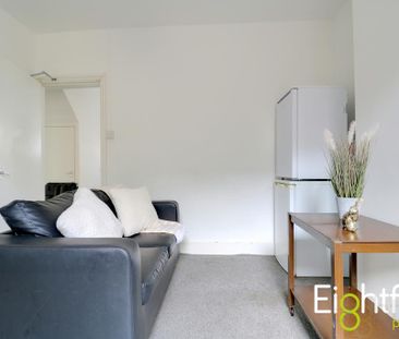 3 bedroom flat to rent - Photo 4