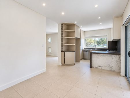 Spacious Modern 5 Bedroom Townhouse In Prime Padstow Location - Photo 5
